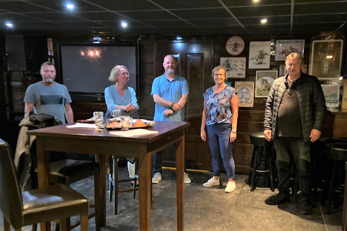 Op de foto (vlnr): Dolf de Jonge, Mirjam Driest, Marcel Heldoorn, Fenneke Fredrikze en Lammert de Ruiter.