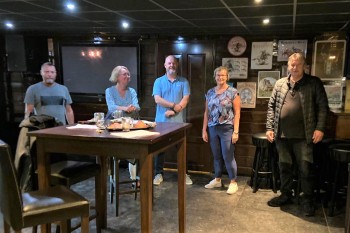 Bezoek woonwagenbewoners Harderwijk Op de foto (vlnr): Dolf de Jonge, Mirjam Driest, Marcel Heldoorn, Fenneke Fredrikze en Lammert de Ruiter.