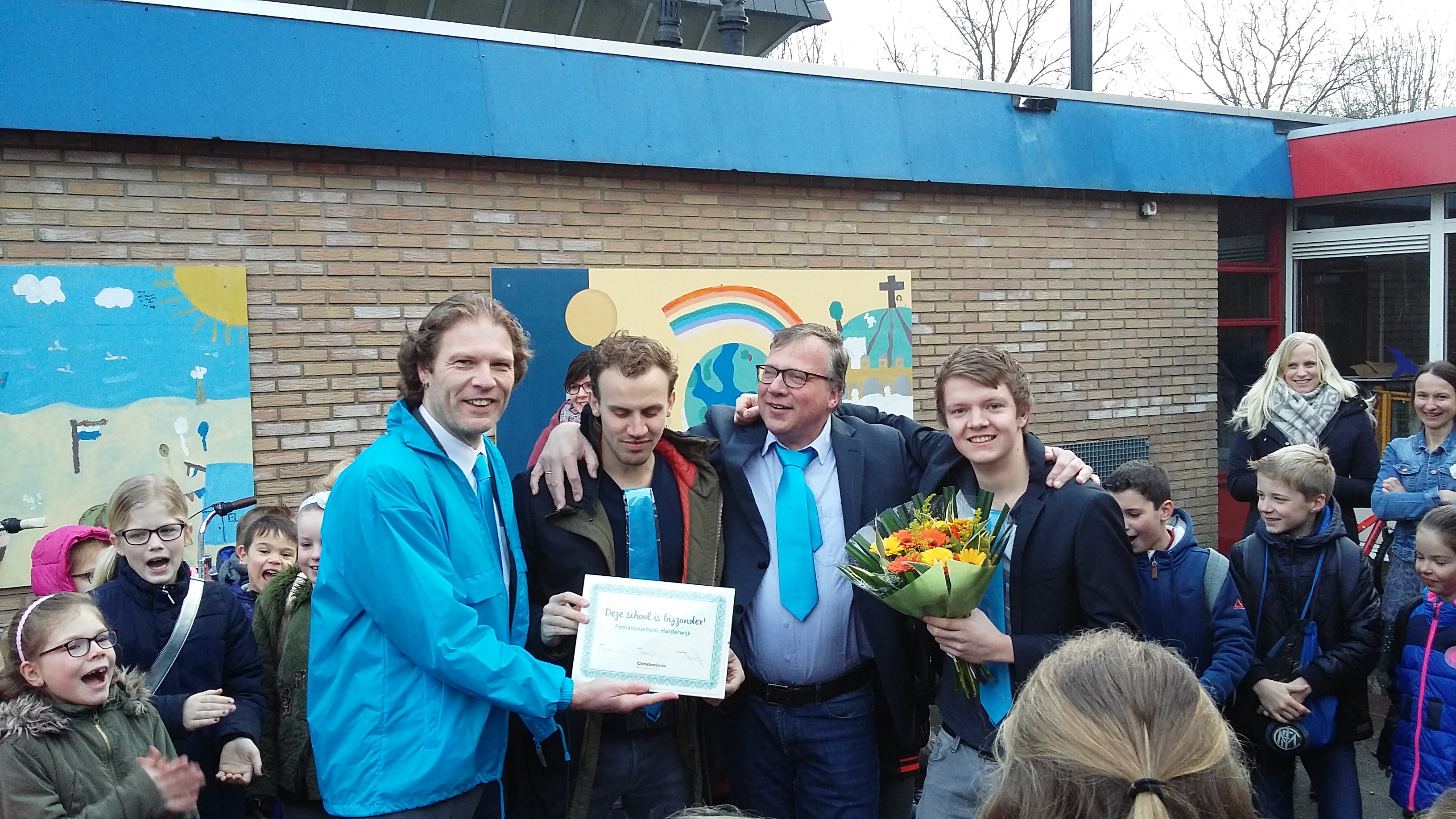 Mannelijke leerkrachten van de Fontanusschool in het zonnetje gezet door ChristenUnie-fractievoorzitter Marcel Companjen