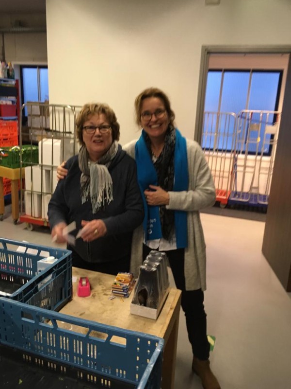 Coördinator vrijwilligerswerk Antoinette Walenberg (links) en Ilonka Donker (raadslid ChristenUnie) pakken voedselpakketten in bij de Voedselbank Harderwijk