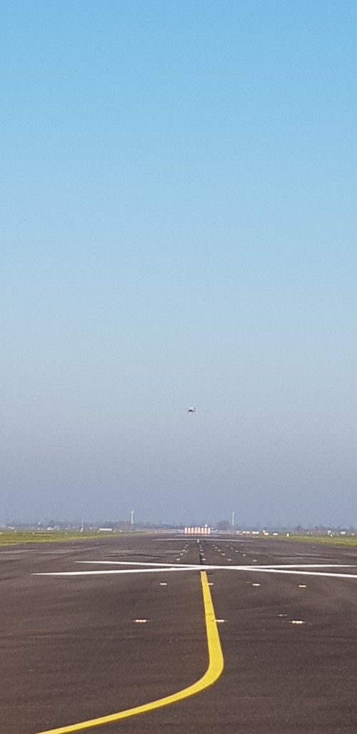 Tijdens de rondtour over Lelystad Airport kregen we de gelegenheid om een foto te maken op de nieuwe start-/landingsbaan.