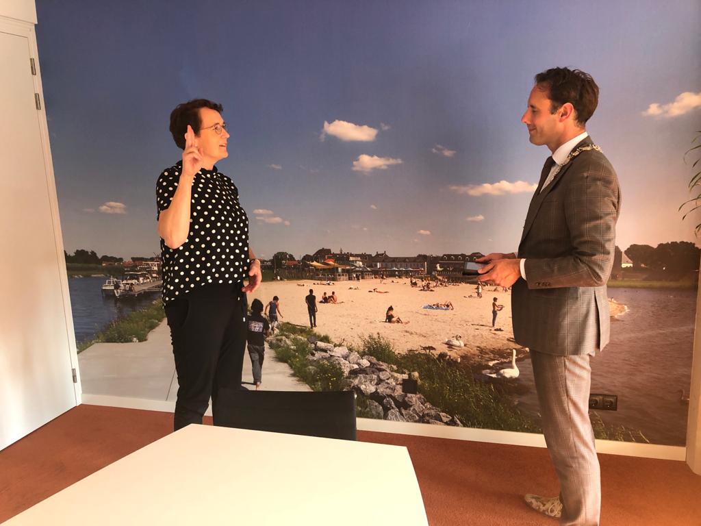 Annerieke Kisjes legt de eed af tegenover burgemeester Harm-Jan van Schaik