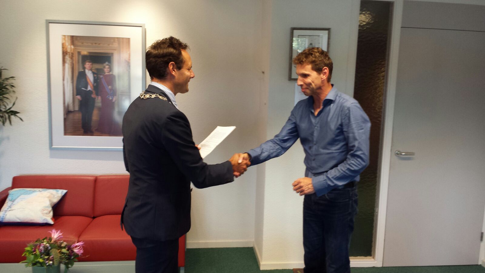 Burgemeester Van Schaik be&euml;digd Peter van Dijken als raadsopvolger van de ChristenUnie.