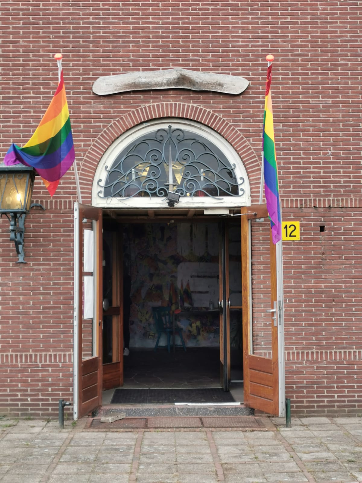 Mess met regenboogvlag.jpg