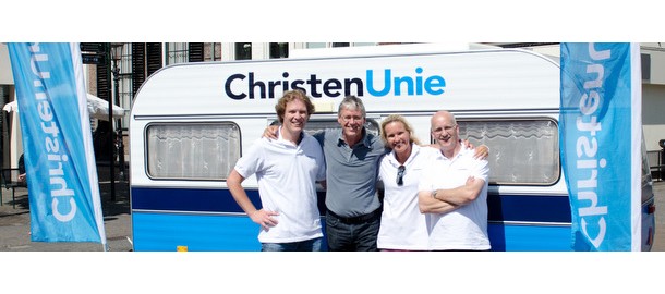 Topfoto Arie Slob met CU-campagnecaravan