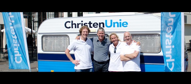 Topfoto Arie Slob met CU-campagnecaravan