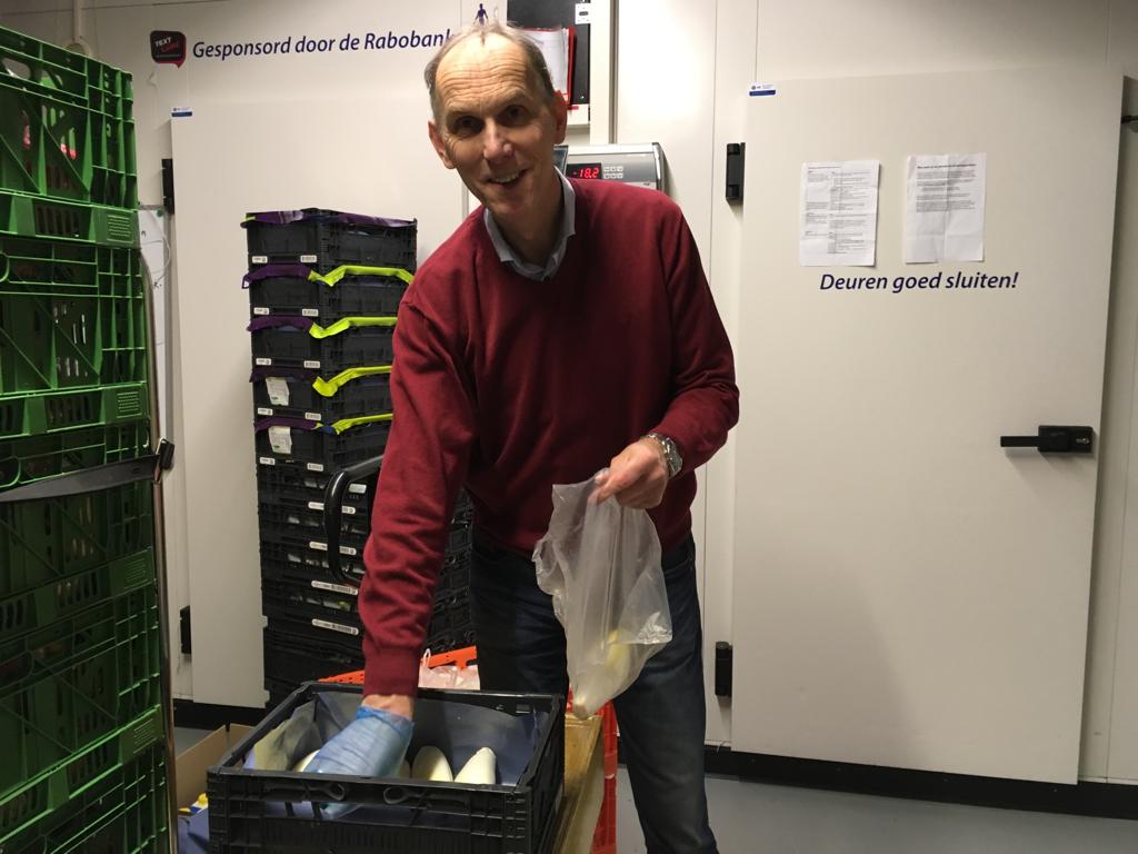 Ruud Donker pakt producten uit de koelcel in