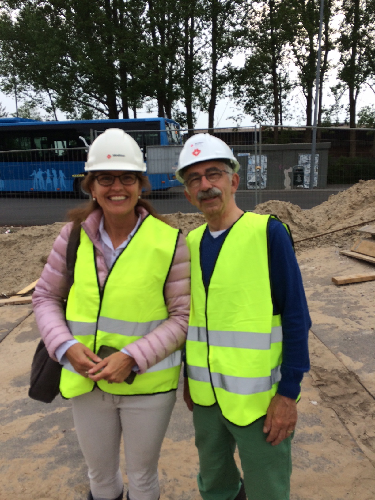 De leden van de commissie Ruimte van de gemeenteraad op werkbezoek bij het stationsgebied van Harderwijk. Op de foto de leden Ilonka Donker en Ton van Limbeek (beiden lid van de ChristenUnie).