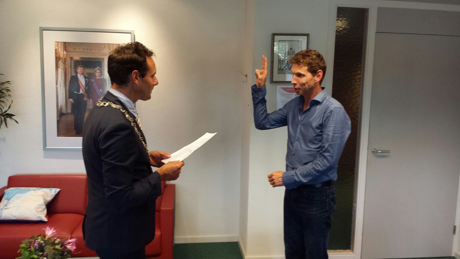 Peter van Dijken legt de eed af.