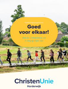 Voorpagina van het verkiezingsprogramma in begrijpelijk taal.Titel: Goed voor elkaar Ondertitel: Wat de ChristenUnie wil in begrijpelijke taal Achtergrondfoto: kinderen die in een rij over een smalle brug zonder leuning lopen. 